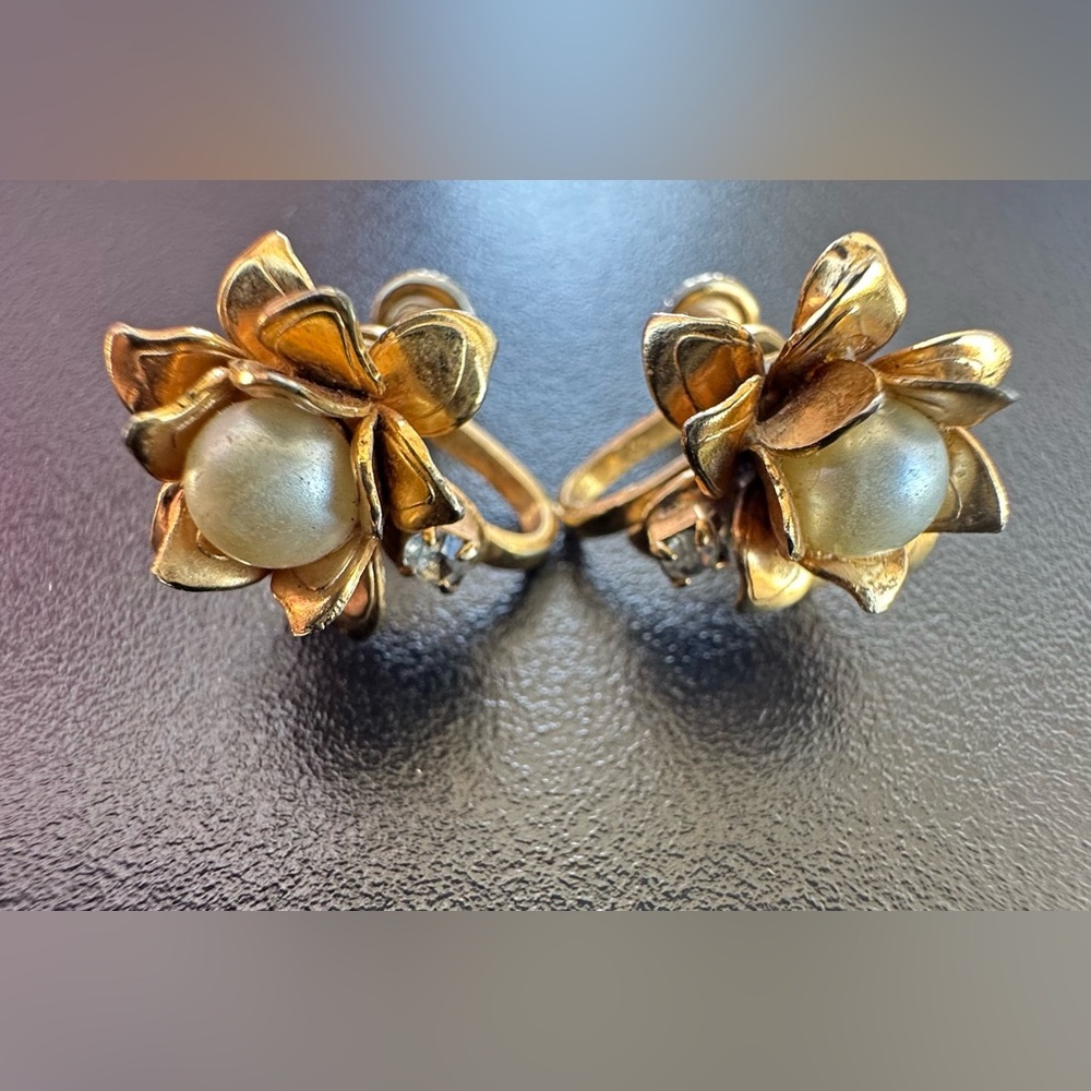 Vintage Floral With Faux Pearl screw-back clip on earrings